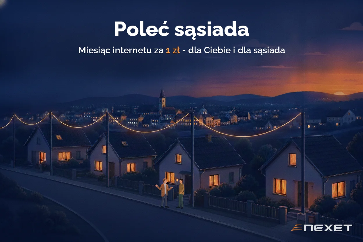 Poleć sąsiada - miesiąc internetu za 1 zł dla Ciebie i dla sąsiada. Dwóch rozmawiających sąsiadów przy uliczce, nad domami światłowód NEXET na słupach, w tle wieczorne miasteczko